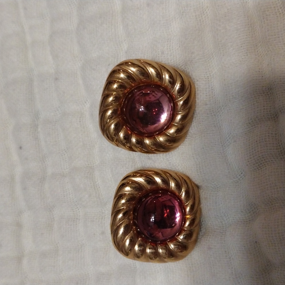 Vintage, Avon 1980, elegant purple and gold pierced earring with glass cabochon. - Picture 2 of 4